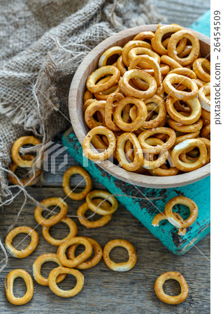 Bowl with crunchy salty bagels. Bowl with crunchy salty bagels. 26454509