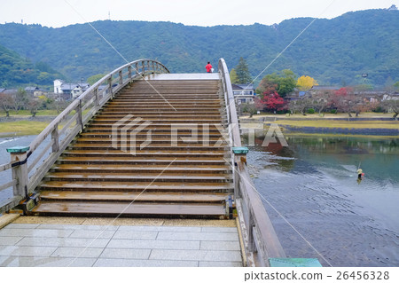 穿過Kintai-kyo大橋 穿過Kintai-kyo大橋 26456328