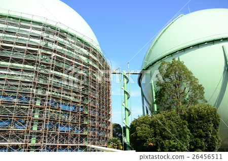 巨大的瓦斯罐搭建鷹架並開始維修 26456511