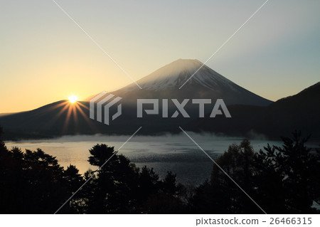 本栖湖的富士山日出 26466315