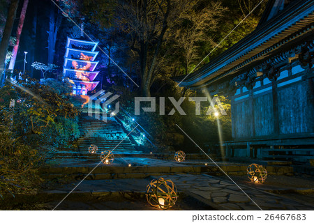 在Nara Muroumi寺廟2016年點燃秋季葉子五層塔 26467683