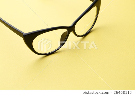 Black eyeglasses with transparent lenses 26468113