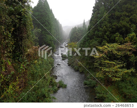 Mysterious landscape of the rainy Hachiogawa (Kamamoto Prefecture Musashiro-gun) 26468653