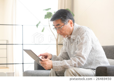 Senior male tablet 26469450