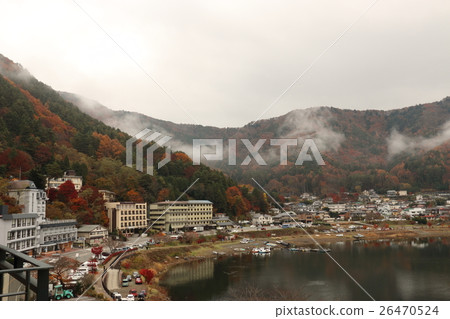 Kawaguchiko shore and autumn leaves 26470524