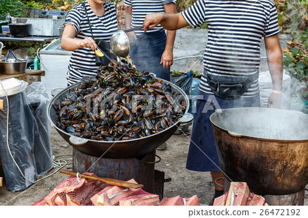 Steamed black sea mussels in sauce with vegetables Steamed black sea mussels in sauce with vegetables 26472192