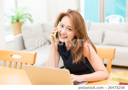 看個人計算機的婦女電話 看個人計算機的婦女電話 26478206