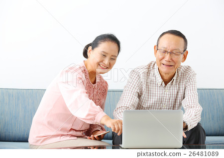 Senior couple computer 26481089