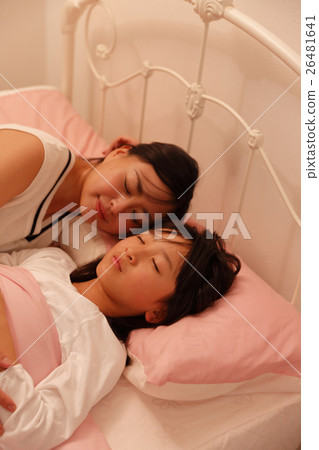 養育父母的母親睡覺在床上 26481641