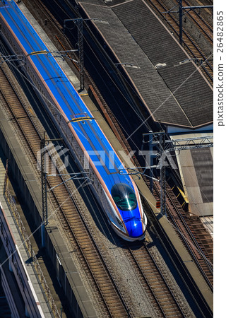 新幹線穿過高架 26482865