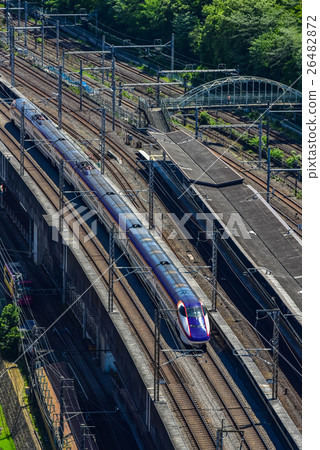新幹線穿過高架 26482872