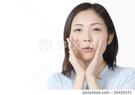 A young woman talking to A young woman talking to 26488341