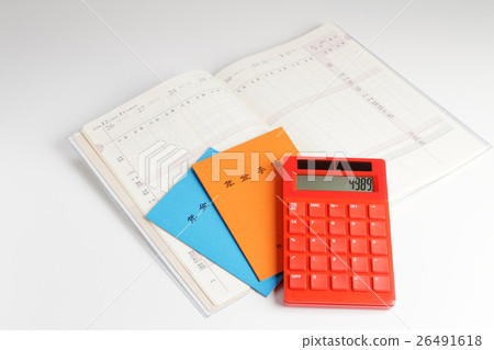 養老金筆記本和家庭帳戶預訂鬥爭（苦苦掙扎）的形象 26491618
