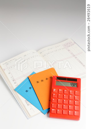 養老金筆記本和家庭帳戶預訂鬥爭（苦苦掙扎）的形象 26491619