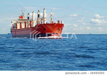 在東京灣的一艘紅色貨船航行 26495093