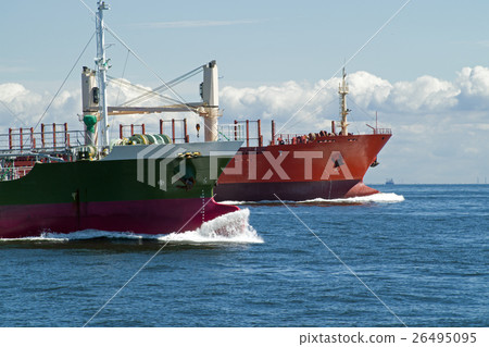 在東京灣航行的兩艘貨船 26495095