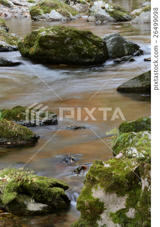 Odaokutsu的秋葉，反映在山間溪流 26499098