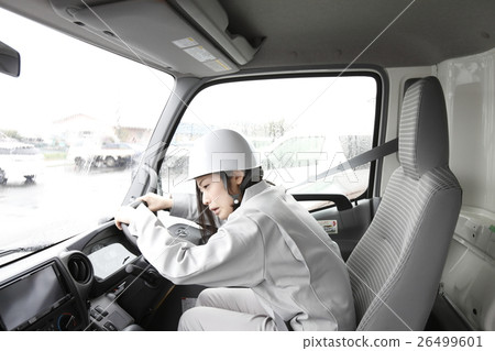 疲憊的女子卡車司機形象 26499601