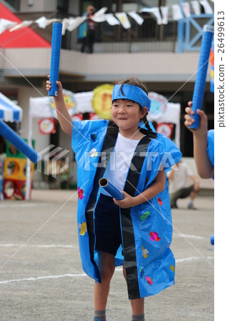 孩子在運動會上跳舞Sorann 26499613