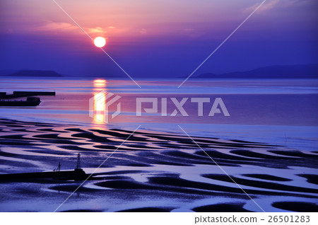 從海岸的晚上日落 26501283