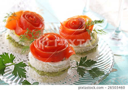 鮭魚canapé玫瑰的形狀 26503460