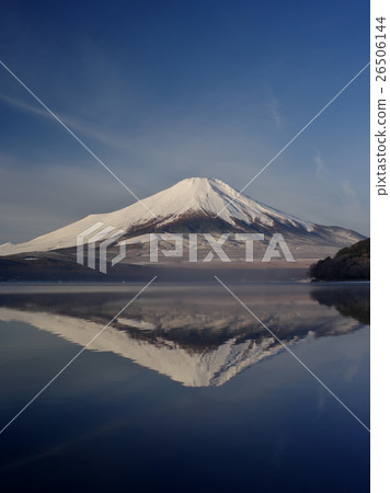 嚴寒的冬天山中湖早晨 26506144