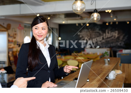 婦女在時髦的咖啡館櫃檯婦女事業辦公室會議圖像工作 婦女在時髦的咖啡館櫃檯婦女事業辦公室會議圖像工作 26509430