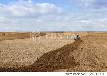 tractor in the field 26511731