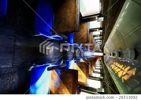 在一輛老式客車的車內 26513092