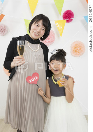 Party pregnant women portrait with parent and child 26514074