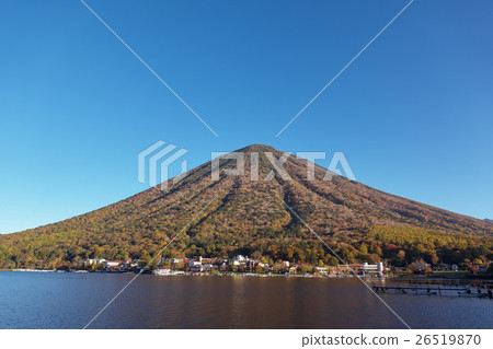 在秋天的男性山在藍天,日光市背景中在櫪木縣 在秋天的男性山在藍天,日光市背景中在櫪木縣 26519870