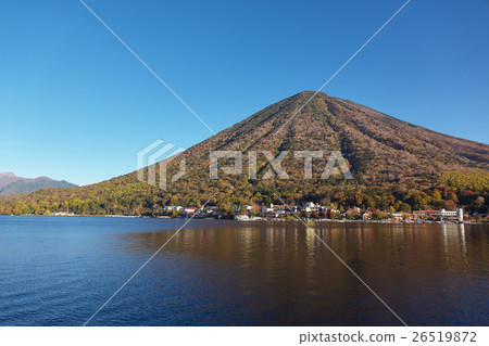 秋天陽光,湖中禪寺在晴天和Mt.櫪木縣 秋天陽光,湖中禪寺在晴天和Mt.櫪木縣 26519872