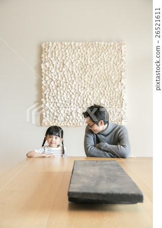 Parents relaxing indoors 26521611