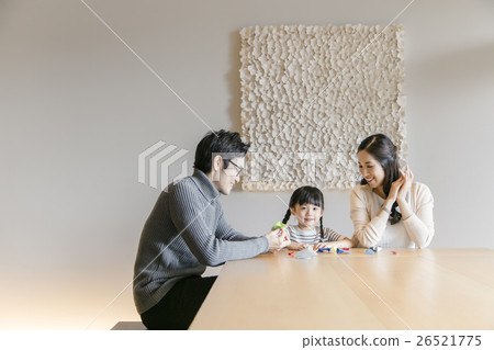 父母在室內放鬆 父母在室內放鬆 26521775