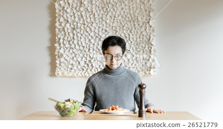 一個男人在吃 26521779