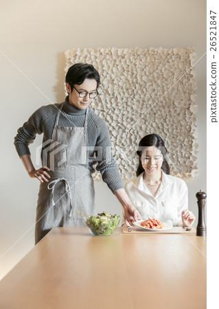 Men preparing meals 26521847