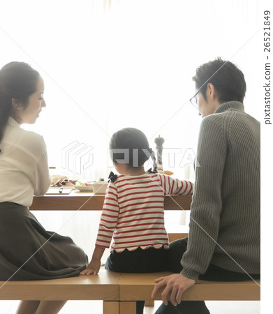 Family eating 26521849