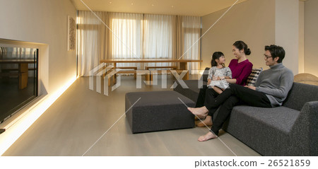 一個家庭在客廳放鬆 26521859