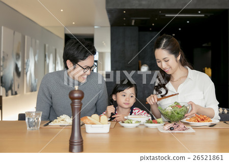 Family eating 26521861