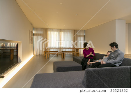 一個家庭在客廳放鬆 一個家庭在客廳放鬆 26521862