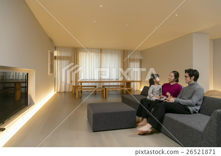一個家庭在客廳放鬆 26521871