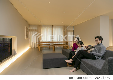 一個家庭在客廳放鬆 26521879