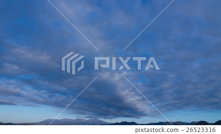 Sky and clouds in the morning of November (exaggerated by retouching 16: 9) 26523316