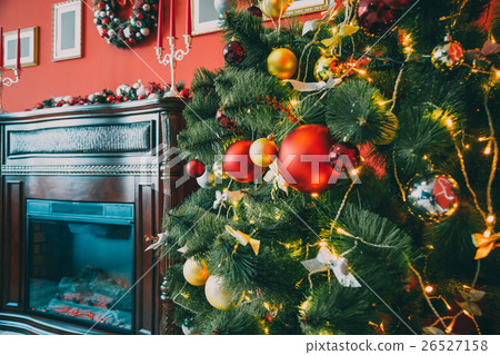 Christmas living room, decorated Christmas tree 26527158