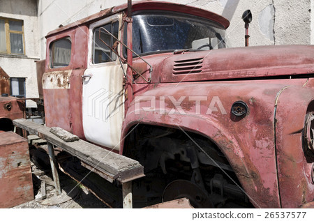 Old dilapidated truck in the back yard 26537577