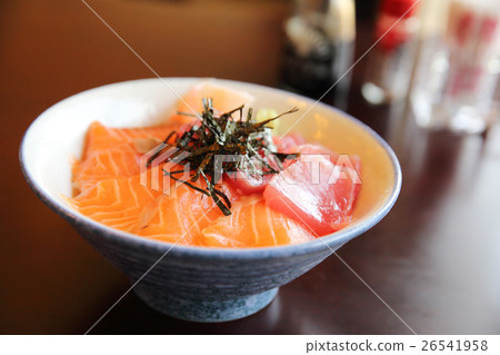 Salmon and tuna sushi don 26541958