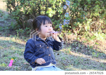 演奏泡影的女孩在公園 26547026