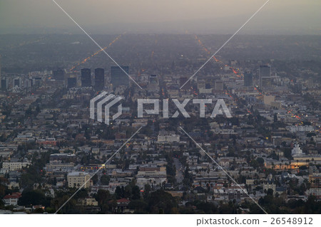 洛杉磯加利福尼亞州的傍晚都市風景 洛杉磯加利福尼亞州的傍晚都市風景 26548912