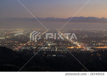 洛杉磯加利福尼亞州的傍晚都市風景 洛杉磯加利福尼亞州的傍晚都市風景 26548916