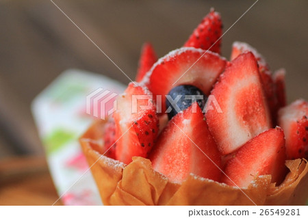 Crispy part filo tart with plenty of strawberries 26549281